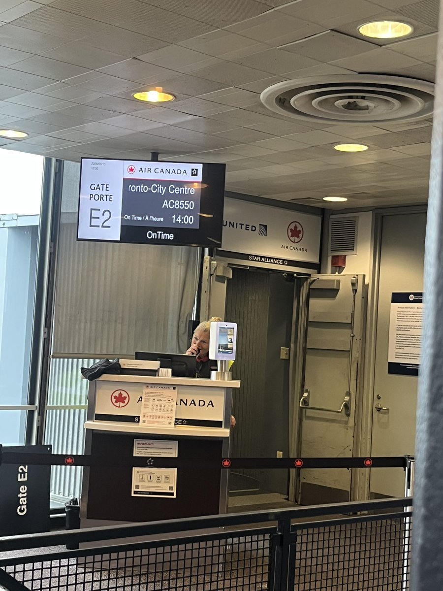chocoJGC328's tweet photo. 一昨日シカゴオヘア空港からトロントビリービショップ空港へ✈️エアカナダ利用
いつもピアソンだったから新鮮でした。
機内ではお菓子と飲み物無料配布ありました。お菓子は選べました🈵🥰
トロントで仲良くしてる先輩が数ヶ月前にエアカナダのCAになったとの事で親近感❤️

#aircanada https://t.co/8fLPJt09jO