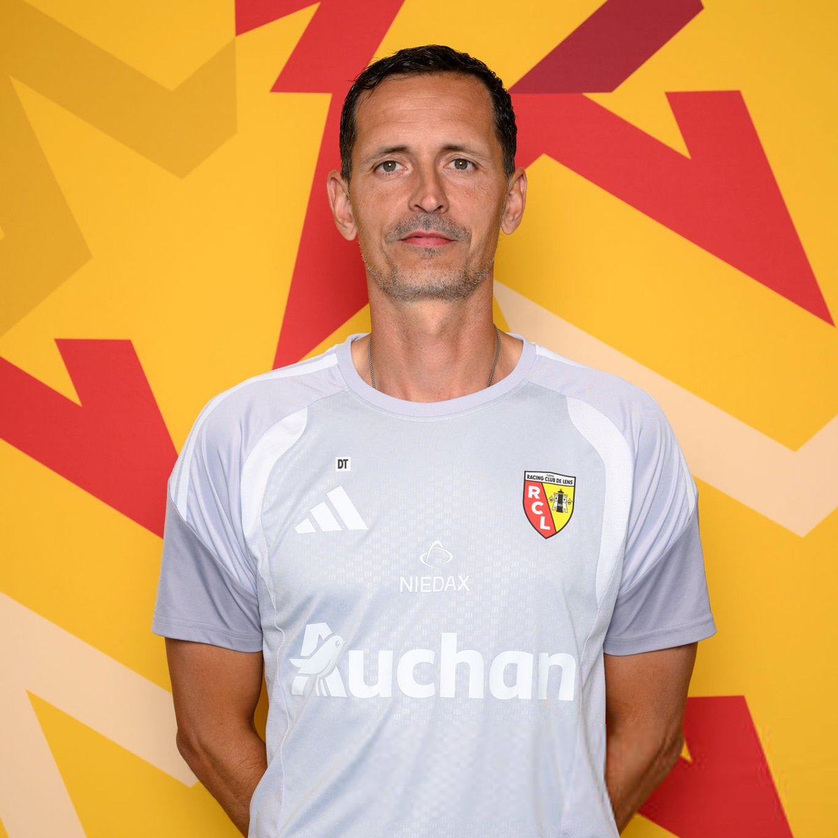 lnstantFoot's tweet photo. 🚨🚨 𝗢𝗙𝗙𝗜𝗖𝗜𝗘𝗟 ! 𝗗𝗜𝗡𝗢 𝗧𝗢𝗣𝗣𝗠𝗢̈𝗟𝗟𝗘𝗥 𝗡'𝗘𝗦𝗧 𝗣𝗟𝗨𝗦 𝗟'𝗘𝗡𝗧𝗥𝗔𝗜̂𝗡𝗘𝗨𝗥 𝗗𝗨 𝗥𝗖 𝗟𝗘𝗡𝗦 !! 😱❌

Seulement 6 petits matchs avec les lensois, et un trophée remporté.

✅ 3 Victoires
🤝 1 Match nul
❌ 2 Défaites
🏆 Trophée des Champions

Vous comprenez le choix du RC Lens ? 🤔