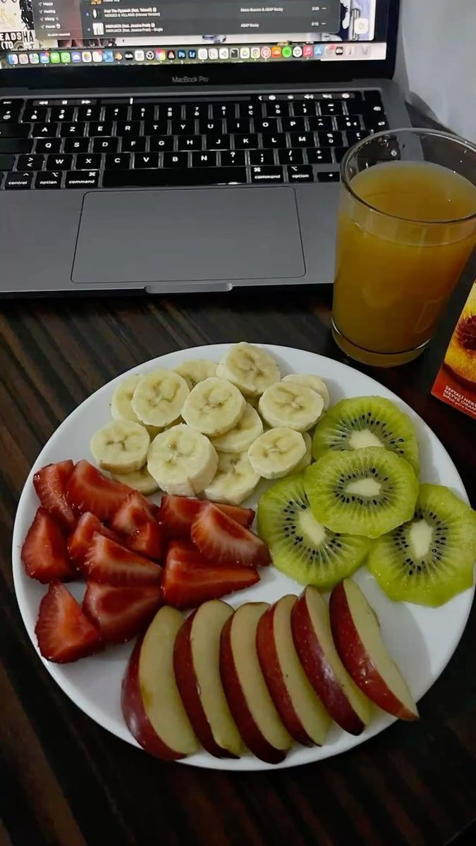 bellaorbit09's tweet photo. Serving myself some much-needed goodness. 🍓 https://t.co/nQmhBufamc