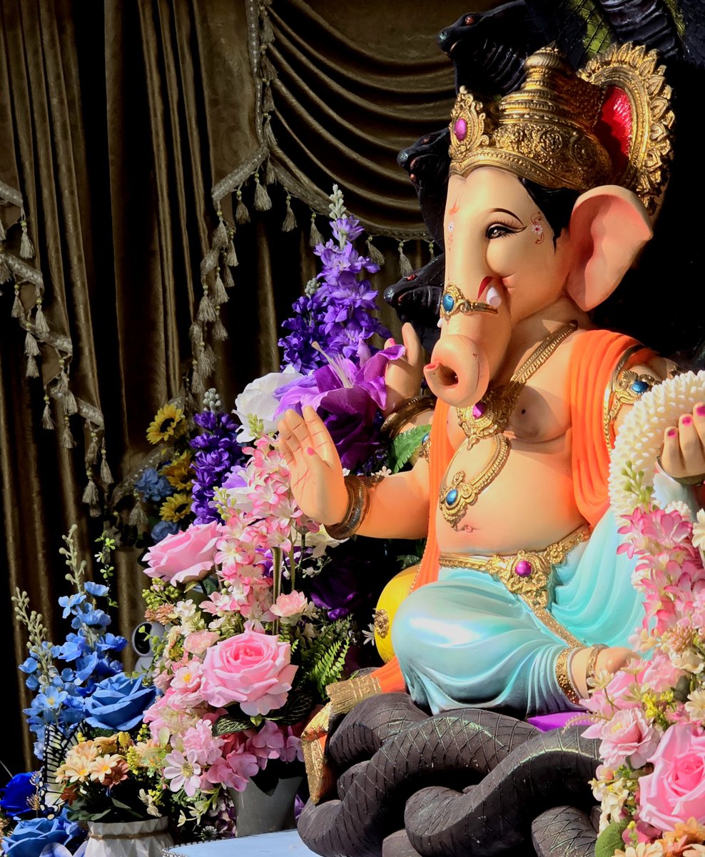 Siamganesh77683's tweet photo. ข้าแต่องค์พระพิฆเนศ...

ข้าพเจ้าทั้งหลายคือผู้ศรัทธาในพระองค์
ขอพระองค์ทรงโปรดประทานดวงตาแห่งปัญญา เพื่อให้ข้าพเจ้าสามารถมองเห็นความงามที่ซ่อนอยู่เบื้องหลังความเปลี่ยนแปลงต่างๆ ของโลกใบนี้

ขออย่าให้ข้าพเจ้าต้องหลงทางไปกับภาพมายา หรือสิ่งล่อลวงที่ผ่านเข้ามา

แต่ขอให้ข้าพเจ้ามีหลักยึดเหนี่ยวที่มั่นคงในสัจธรรมของพระองค์ เพื่อนำพาชีวิตให้ก้าวเดินไปบนเส้นทางที่ถูกต้องและเที่ยงธรรมตลอดไป

ในยามที่ความอ่อนแอเข้าคุกคามจิตใจ ขอโปรดทรงเป็นกำลังและเป็นเสาหลักอันแข็งแกร่งให้แก่ข้าพเจ้า

ขอทรงประทานความอดทนและความกล้าหาญที่จะเผชิญหน้ากับอุปสรรคทั้งหลาย โดยไม่ยอมจำนนต่อความสิ้นหวัง ขอให้ทุกความยากลำบากกลายเป็นบทเรียนสำคัญที่หล่อหลอมให้ข้าพเจ้าเติบโตขึ้น มีความเข้มแข็งทางจิตวิญญาณ

และขอโปรดเป็นแสงสว่างนำทางชีวิตข้าพเจ้าตลอดไปด้วยเถิด

อธิษฐานในนามของข้าพเจ้าทั้งหลายผู้ซึ่งศรัทธาในพระองค์ ขอพระพิฆเนศจงมีชัย !!
เทวาลัยสยามคเณศ