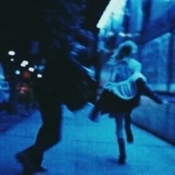 LonelyBUTtt's tweet photo. почему я в основном общаюсь только с людьми старше меня? все мои друзья старше меня условно на 1-2 года. у меня в окружении только 2 подруги которые мои одногодки. и ваще, почему люди старше меня общаются со мной https://t.co/erukuagkDT