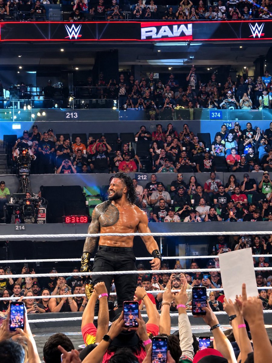 EsEkios's tweet photo. Una noche increíble En Ciudad de México @WWERomanReigns  #wwe #wweraw https://t.co/0kA1H7CjQh