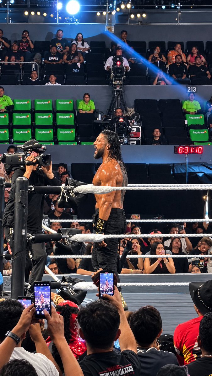 EsEkios's tweet photo. Una noche increíble En Ciudad de México @WWERomanReigns  #wwe #wweraw https://t.co/0kA1H7CjQh
