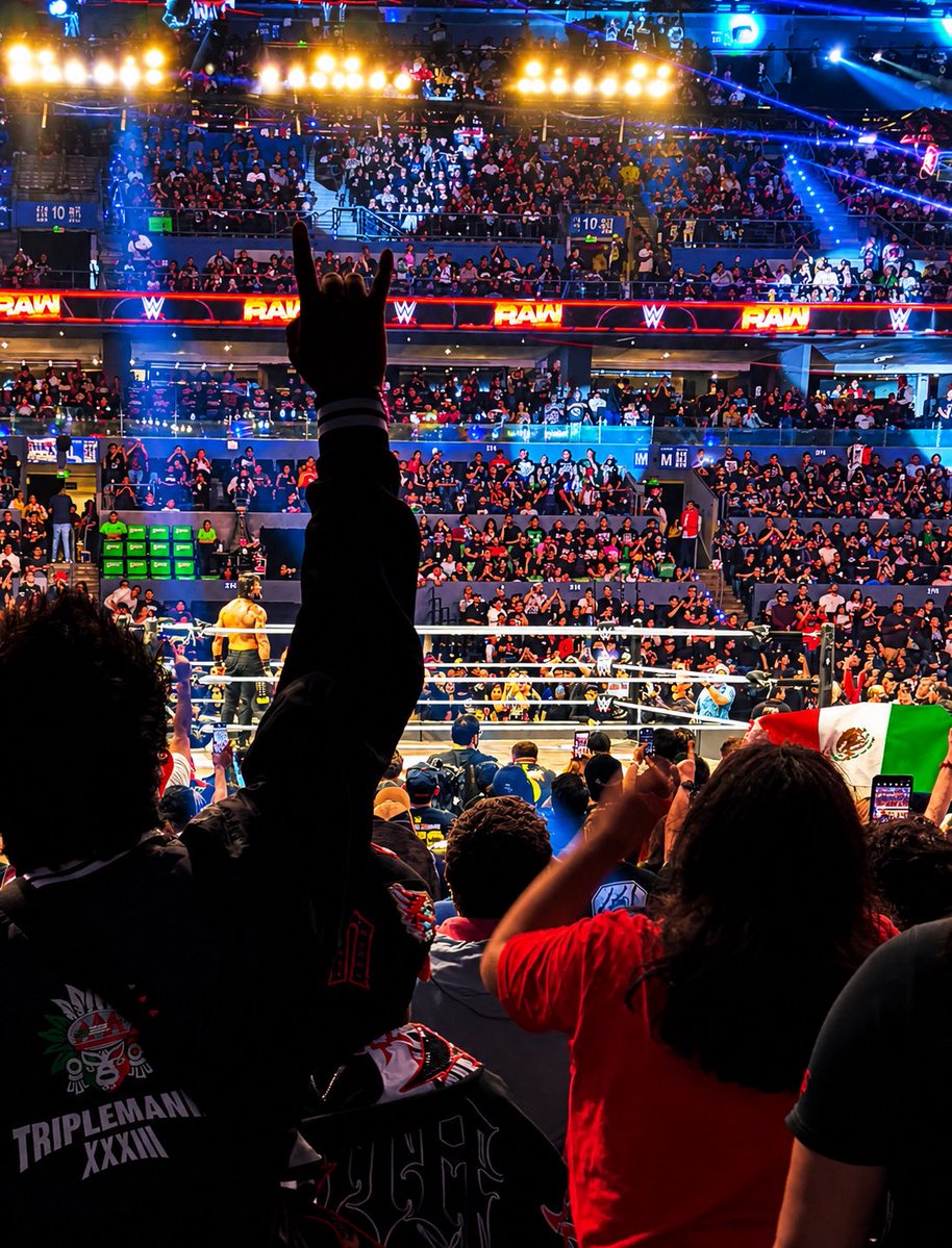 EsEkios's tweet photo. Una noche increíble En Ciudad de México @WWERomanReigns  #wwe #wweraw https://t.co/0kA1H7CjQh