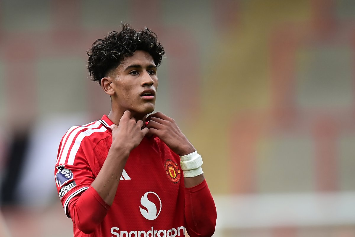 UnitedStandMUFC's tweet photo. 🚨 Current rules state that English players must wait until they're 18 to move to clubs abroad, however because JJ Gabriel also has an Irish passport, he can leave when he turns 16 next month. [@ChrisWheelerDM, @NathSalt1] #mufc https://t.co/FAPQAwqmDI