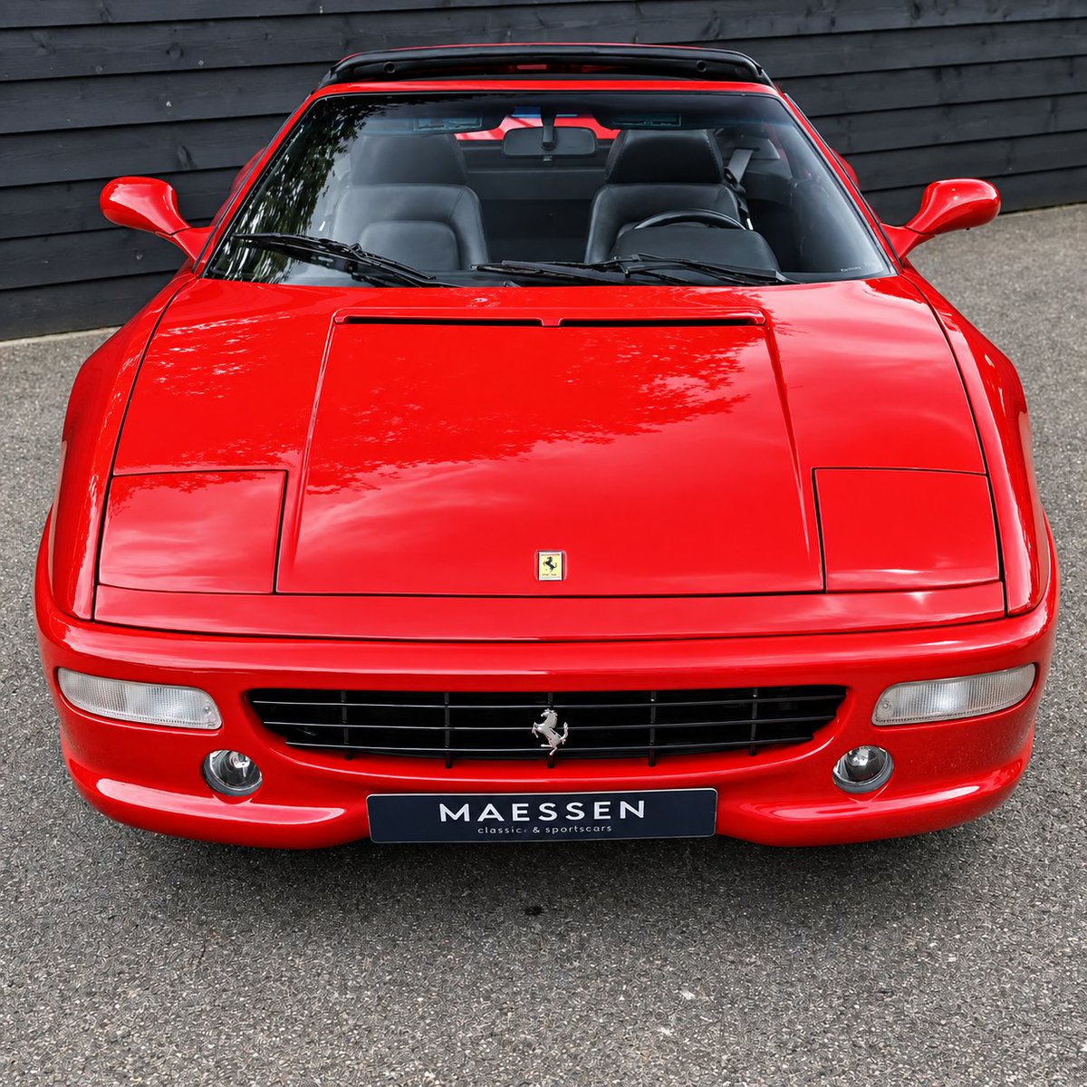 TorqueSociety's tweet photo. Ferrari F355 Spider 🇮🇹 V8 3.5L atmosférico, 380 CV, hasta 8.500 rpm y 0–100 km/h en unos 4,7 s. Motor central, tracción trasera y diseño Pininfarina: uno de los Ferrari más icónicos de los 90.

#Ferrari #F355 #F355Spider #Bogotá #Medellín #Barranquilla #Ibagué https://t.co/EDXSRfZJ39