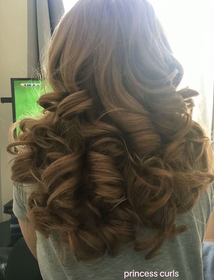 yunfettizsu's tweet photo. Having Princess curls done at least once would solve all my problems ˖ ݁♬⋆. https://t.co/biNSEhLTdh