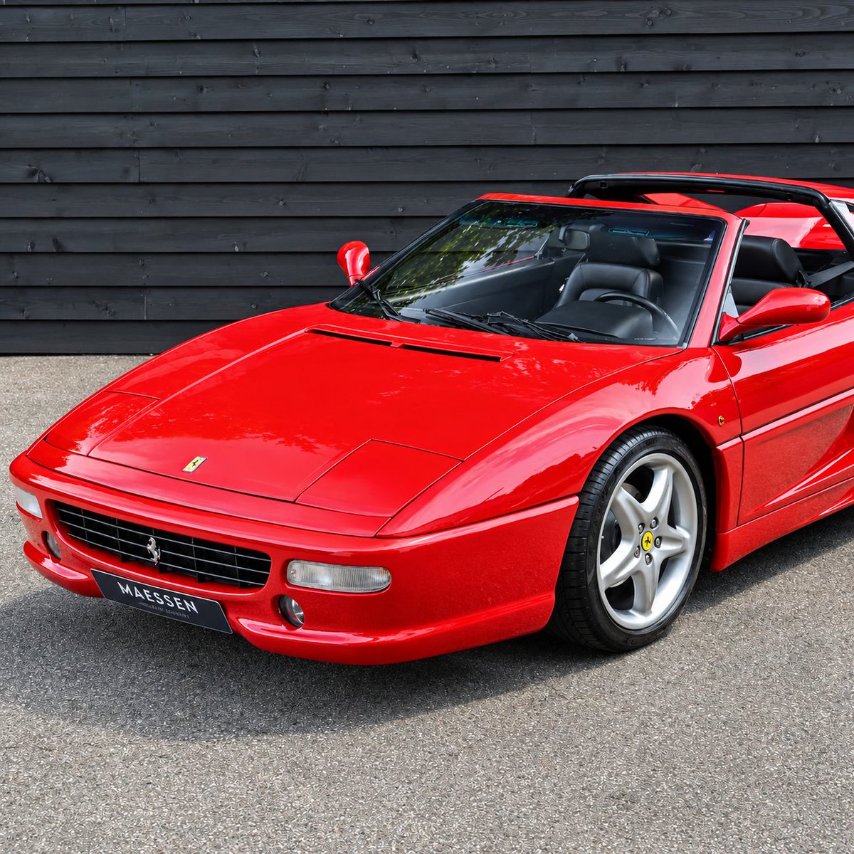 TorqueSociety's tweet photo. Ferrari F355 Spider 🇮🇹 V8 3.5L atmosférico, 380 CV, hasta 8.500 rpm y 0–100 km/h en unos 4,7 s. Motor central, tracción trasera y diseño Pininfarina: uno de los Ferrari más icónicos de los 90.

#Ferrari #F355 #F355Spider #Bogotá #Medellín #Barranquilla #Ibagué https://t.co/EDXSRfZJ39