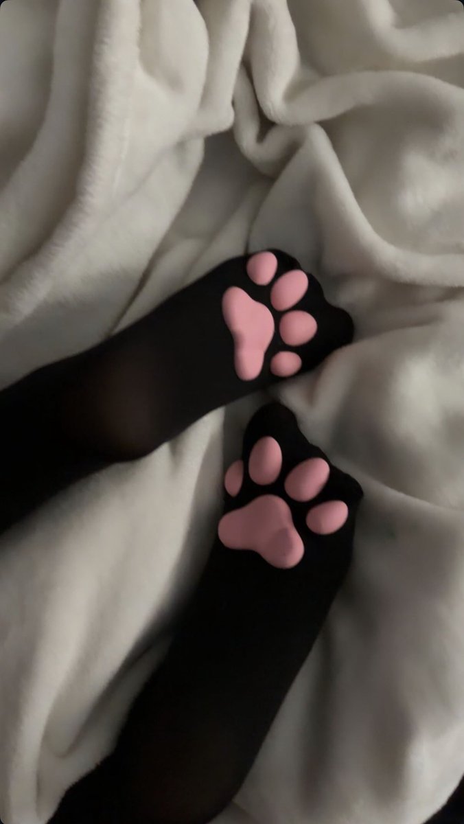 cutewoofe's tweet photo. since my thighs do so good here , here’s my pawsocks and my thighs :3 #thighs #feetfetısh #nsfw #ageplay #nsfwtwtًً #cnc #pawsocks https://t.co/0hE4x1nBFa