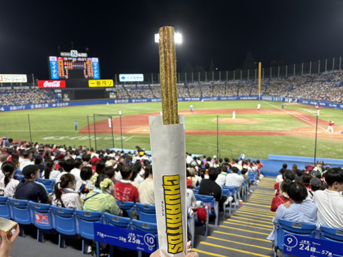 cocom2896's tweet photo. 安定のおいしさです！カリカリで観戦しながら食べるのにチュロスはピッタリです！

つば九郎の抹茶ミルクチュリトス¥650
(外野 GATE14 ピザーラエクスプレス Pink dot.)

#球場グルメ #神宮グルメ #神宮球場 #swallows https://t.co/S49LKpCJaq