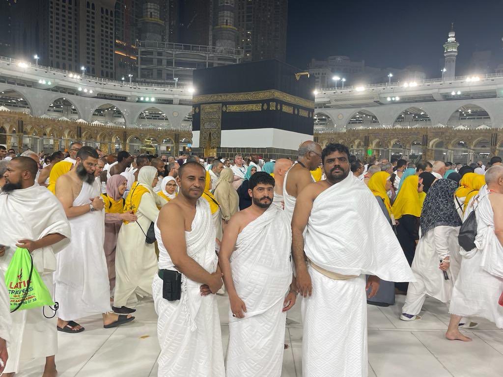OmarAlza010's tweet photo. وقت الحرب: 

 قصفوا مكة قصفوا مكة يهددون المقدسات وا اسلاماااااه 

وقت الهدنة: 

يدخلهم شولوم الحرم بالسلاح 

افضحوا الكذابين واحرقوا عليهم كروت التحشيد، هذا القيادي الحوثي الرزامي في وسط الحرم ( أيام الهدنة ) https://t.co/cJakFhtku9