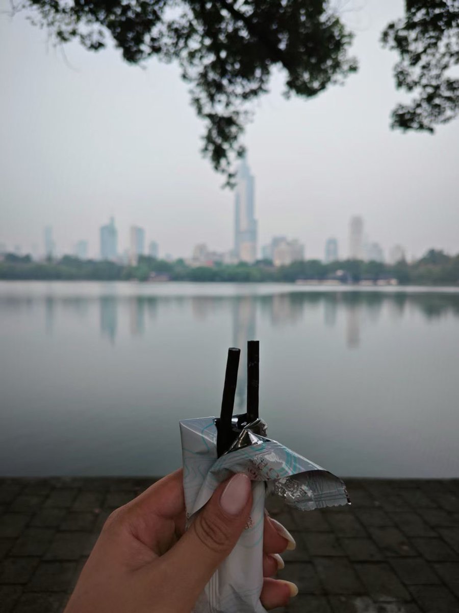 CrshingOvO's tweet photo. 想要抱抱，想要亲亲，想要在温度是22度初秋和你散步，想要和你一直走，走完一整条街，想要和你在玄武湖边看紫金大厦，想要那天是晚霞格外美的，也想要从口袋里拿出一包巧克力曲奇和你分享，告诉你这是我最近喜欢吃的甜点，想要依偎在你身边，想要和你一起听蛋堡的i want you，想要那一刻无限接近幸福 https://t.co/huU3q7PmdY