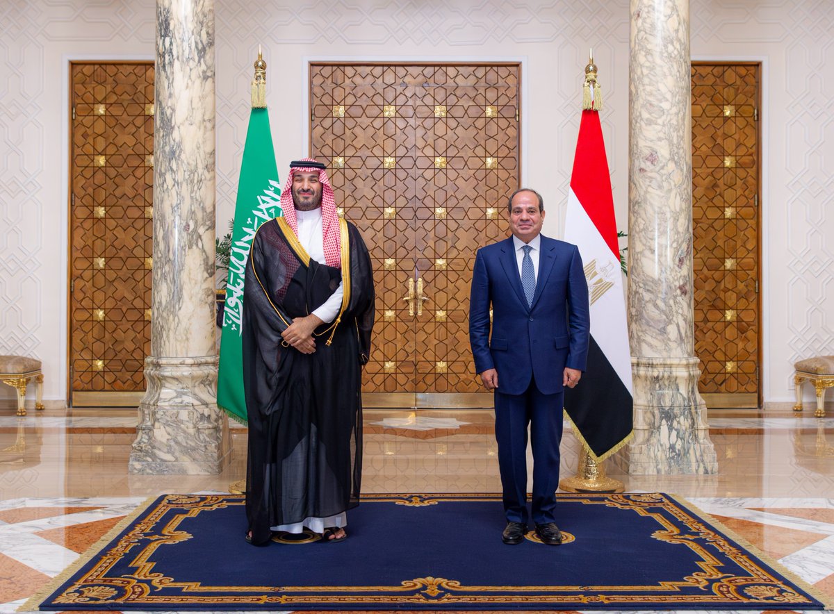 SaudiNews50's tweet photo. تفاصيل الرسالة الكاملة التي بعثها ولي العهد للرئيس المصري بعد مغادرته مصر:

بعث صاحب السمو الملكي الأمير محمد بن سلمان بن عبدالعزيز آل سعود ولي العهد رئيس مجلس الوزراء، برقية شكر، لفخامة الرئيس عبدالفتاح السيسي رئيس جمهورية مصر العربية، إثر مغادرته القاهرة، فيما يلي نصها:

 صاحب الفخامة الرئيس/ عبدالفتاح السيسي
 رئيس جمهورية مصر العربية حفظه الله
 السلام عليكم ورحمة الله وبركاته:
 يسرني وأنا أغادر بلدكم الشقيق أن أعرب لفخامتكم عن بالغ امتناني وتقديري لما لقيته والوفد المرافق من حفاوة الاستقبال وكرم الضيافة.

 فخامة الرئيس، لقد أكدت هذه الزيارة والمباحثات التي أجريناها مع فخامتكم متانة العلاقات الأخوية بين بلدينا، والرغبة المشتركة في تعزيز التعاون بينهما في المجالات كافة، والعمل على استمرار التنسيق والتشاور في القضايا ذات الاهتمام المشترك في ظل قيادة سيدي خادم الحرمين الشريفين الملك سلمان بن عبدالعزيز آل سعود وفخامتكم، والتي تهدف إلى تحقيق مصالح البلدين والشعبين الشقيقين.

 متمنيًا لفخامتكم موفور الصحة والسعادة، ولشعب جمهورية مصر العربية الشقيق المزيد من التقدم والرقي.

وتقبلوا فخامتكم تحياتي وتقديري.
 محمد بن سلمان بن عبدالعزيز آل سعود
 ولي العهد رئيس مجلس الوزراء
 القاهرة: 4 / 4 / 1448هـ
 الموافق: 15 / 9 / 2026م

-