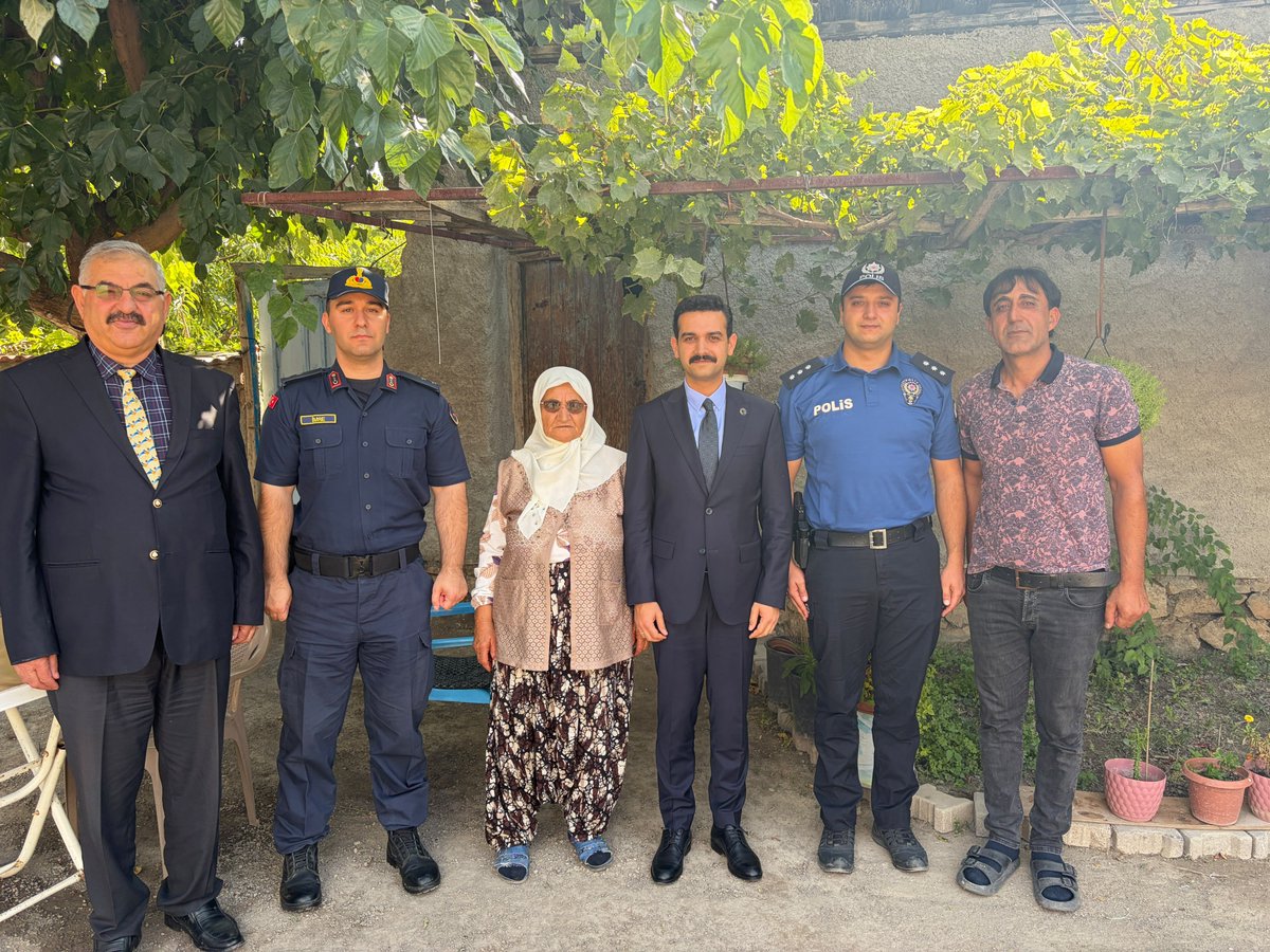 tcsultandagi's tweet photo. Kaymakamımız Muhammet ÇINARKA ve beraberindeki heyet, Şehidimiz https://t.co/oX9lT3hkXf İzzet ÖGEDAY’ın annesi Sebile ÖGEDAY’ı ziyaret etti.

Aziz şehidimiz başta olmak üzere tüm şehitlerimize Allah’tan rahmet, kıymetli ailelerine başsağlığı diliyoruz. https://t.co/1tseS5BVqI