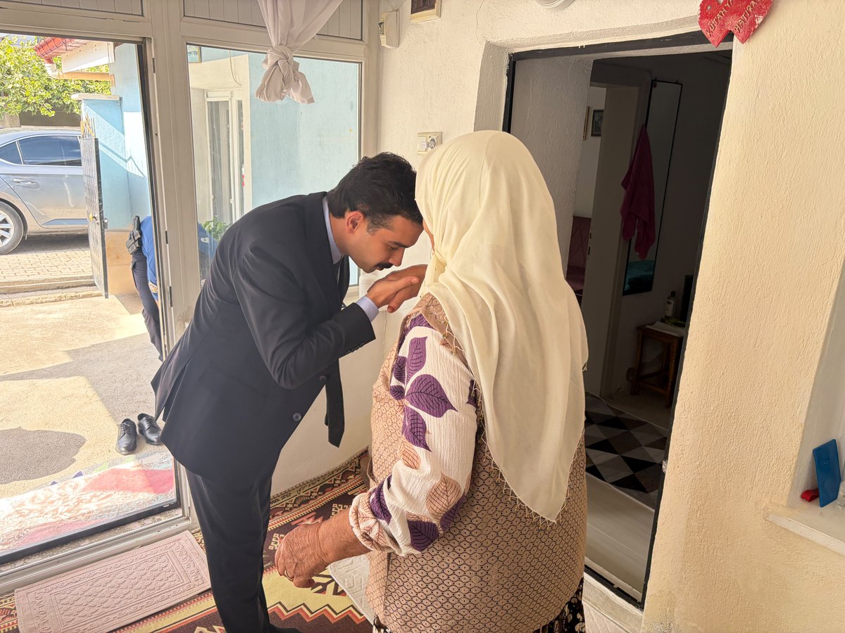 tcsultandagi's tweet photo. Kaymakamımız Muhammet ÇINARKA ve beraberindeki heyet, Şehidimiz https://t.co/oX9lT3hkXf İzzet ÖGEDAY’ın annesi Sebile ÖGEDAY’ı ziyaret etti.

Aziz şehidimiz başta olmak üzere tüm şehitlerimize Allah’tan rahmet, kıymetli ailelerine başsağlığı diliyoruz. https://t.co/1tseS5BVqI
