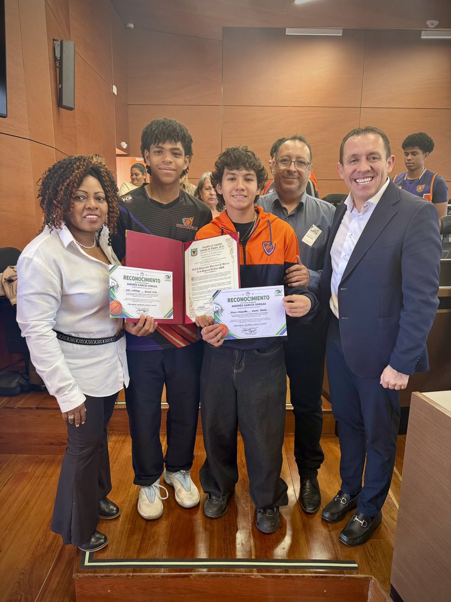 andres_animales's tweet photo. 🏀💚 Cada niño que encuentra en el deporte una oportunidad merece todo nuestro apoyo.

Reconocimos la gran labor del Club de Baloncesto Warriors & Worrs, que a través del baloncesto forma niños y jóvenes con disciplina, valores y grandes sueños.

Seguiremos respaldando estos espacios que transforman vidas y construyen futuro para nuestros niños. 🏆👏