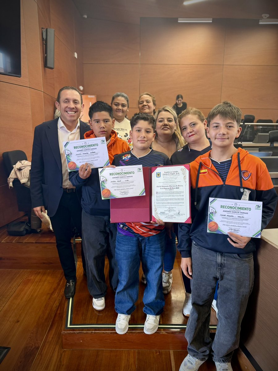 andres_animales's tweet photo. 🏀💚 Cada niño que encuentra en el deporte una oportunidad merece todo nuestro apoyo.

Reconocimos la gran labor del Club de Baloncesto Warriors & Worrs, que a través del baloncesto forma niños y jóvenes con disciplina, valores y grandes sueños.

Seguiremos respaldando estos espacios que transforman vidas y construyen futuro para nuestros niños. 🏆👏