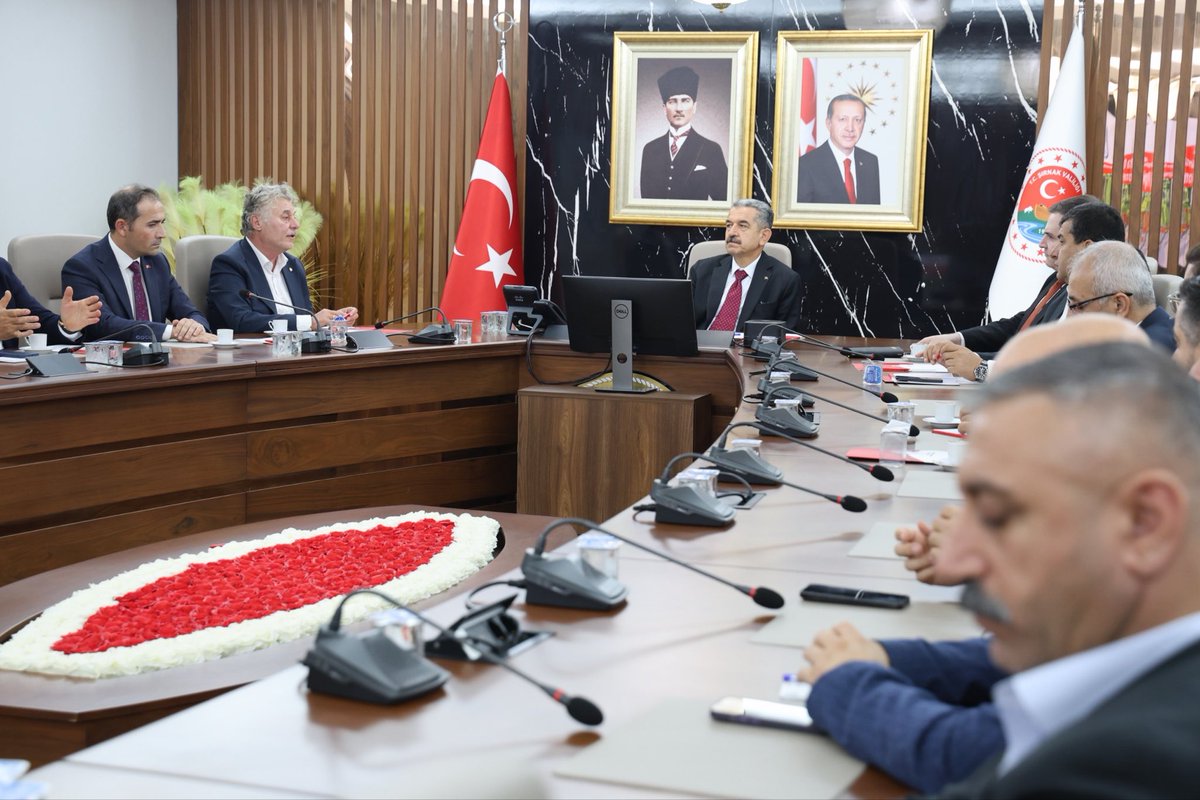SirnakValiligi's tweet photo. 🌱 Silopi Sera Organize Tarım Bölgesi Projesi Toplantısı

Valimiz Birol Ekici, İl Tarım ve Orman Müdürü Oktay Sezgin, Ticaret Odası Başkanı Osman Geliş, Çaycuma Ticaret ve Sanayi Odası Yönetim Kurulu Başkanı Zekai Kamitoğlu ve yönetim kurulu üyeleri ile++ https://t.co/8i4AvXjH92