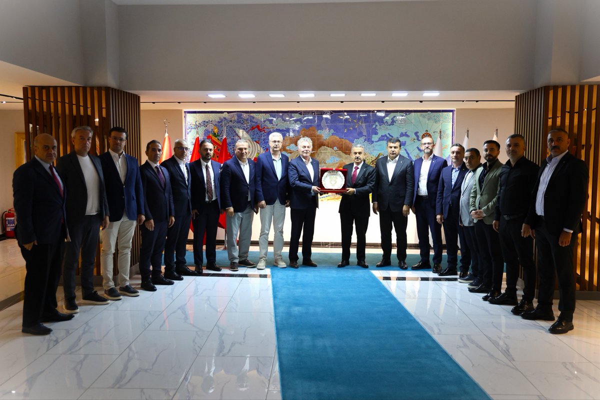 SirnakValiligi's tweet photo. 🌱 Silopi Sera Organize Tarım Bölgesi Projesi Toplantısı

Valimiz Birol Ekici, İl Tarım ve Orman Müdürü Oktay Sezgin, Ticaret Odası Başkanı Osman Geliş, Çaycuma Ticaret ve Sanayi Odası Yönetim Kurulu Başkanı Zekai Kamitoğlu ve yönetim kurulu üyeleri ile++ https://t.co/8i4AvXjH92