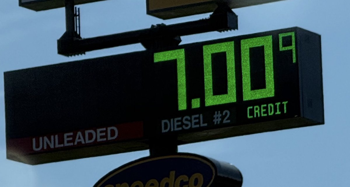 GasBuddyGuy's tweet photo. speechless. at this point, we're talking $7/gal diesel becoming a possibility in the days ahead in more places, specifically Great Lakes- MI, IN, OH, IL (less so WI- lower taxes) https://t.co/h8xRAckYvr