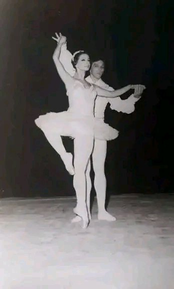 GtmoTv's tweet photo. 15 de septiembre de 1956 la Federación Estudiantil Universitaria (FEU) ofrece un homenaje a Alicia Alonso y al Ballet de Cuba ante la arbitraria decisión de la tiranía batistiana de suprimir la exigua subvención estatal a esa compañía. 
#CubaNoEsUnaAmenasa
#Guantanamo https://t.co/96HKJKVHNG