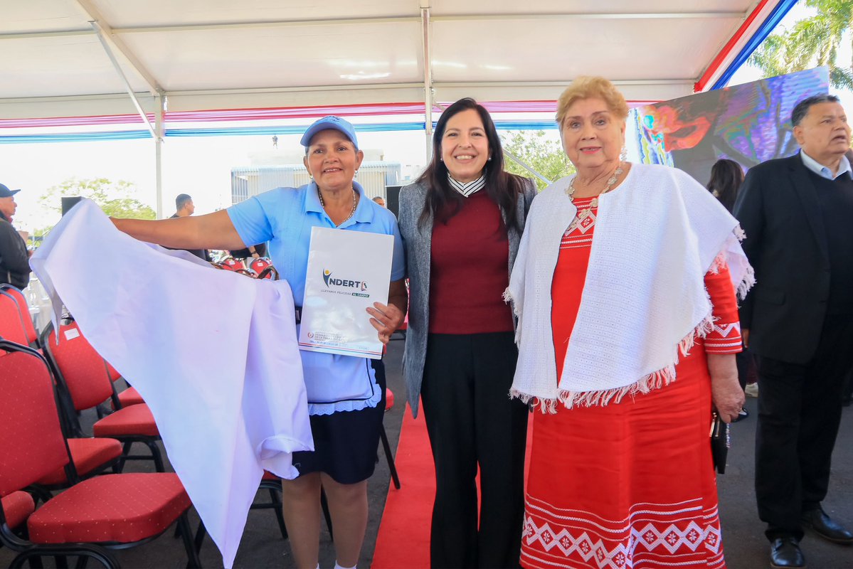 minmujerpy's tweet photo. Más mujeres rurales acceden a la propiedad y fortalecen su autonomía 🇵🇾✅

La ministra de la Mujer, @AliPomata , participó del acto de entrega de títulos de propiedad del Instituto Nacional de Desarrollo Rural y de la Tierra (INDERT) a beneficiarios de la Reforma Agraria.

La jornada representó un importante avance en el proceso de regularización y formalización de la propiedad, brindando seguridad jurídica a las mujeres y sus familias y fortaleciendo las condiciones para el desarrollo rural.

Actualmente, las mujeres acceden a una tasa 0 para la titulación y representan más del 60 % de las personas beneficiarias de los títulos entregados, un dato que refleja avances concretos en el acceso de las mujeres rurales a la propiedad de la tierra y a mayores oportunidades para su desarrollo.

El Ministerio de la Mujer acompaña estas acciones orientadas a ampliar derechos, fortalecer la autonomía y generar mejores condiciones para las mujeres del sector rural.

#GobiernoDelParaguay