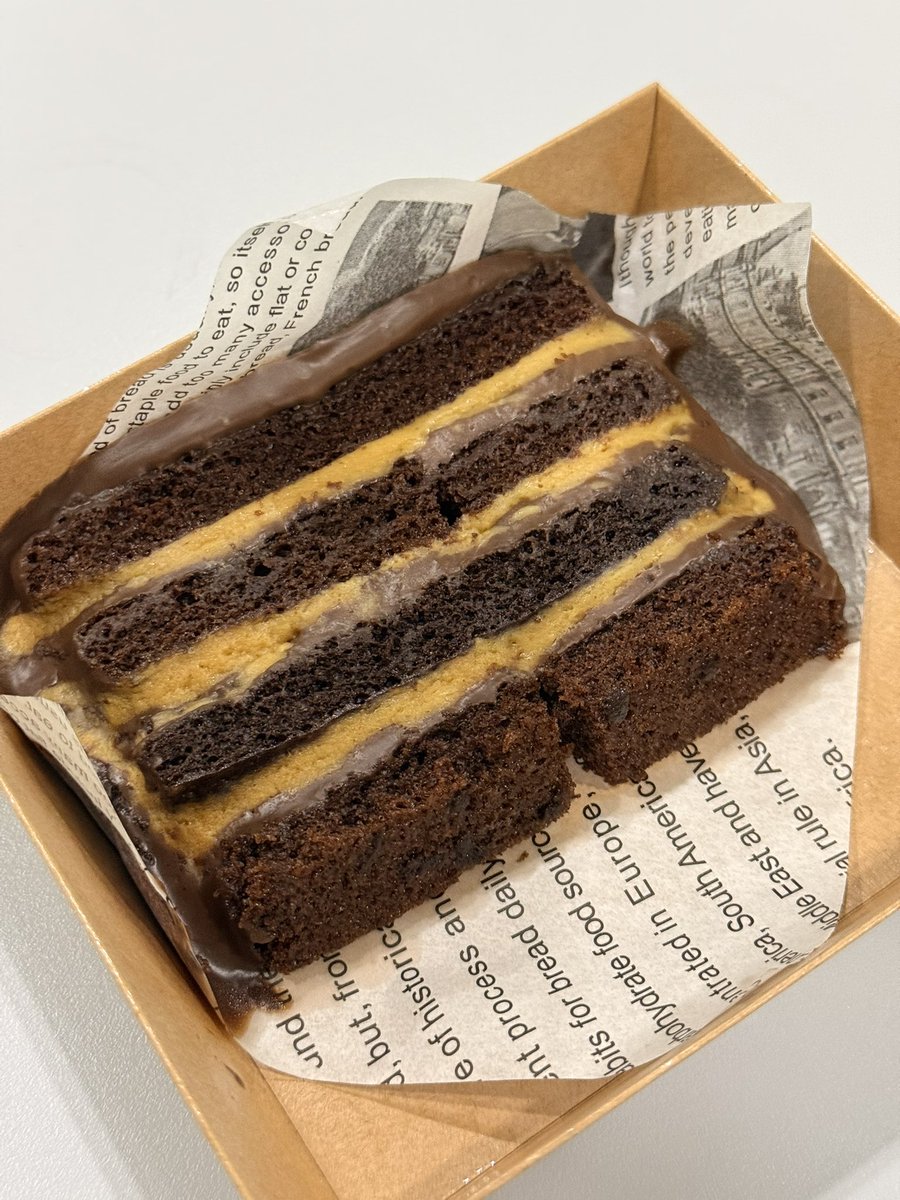 littleyinyinx's tweet photo. London cake ของ Dusit thani อร่อยมากกกกกก ชิ้นละ80บาทเท่านั้น ความเข้มข้นของช็อกกานาชคือที่หนึ่ง กินแล้วรู้เลยว่าช็อกแพงมาก เพราะรสชาติมันละมุน เข้มข้น หอม คาราเมลอร่อยมาก เข้ากันสุดๆๆ กินแล้วแสงออกปาก✨✨✨ https://t.co/cLri6UpDjf