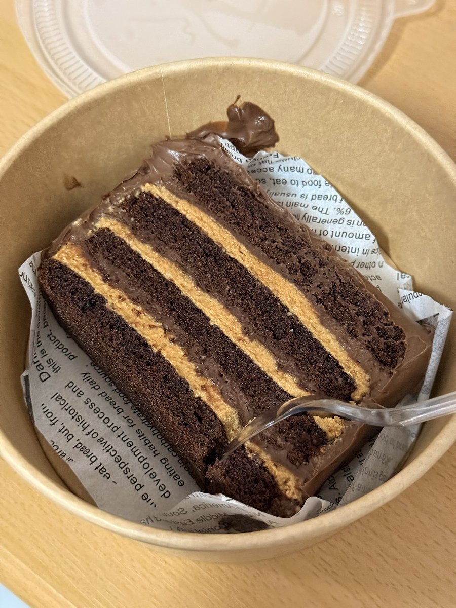 littleyinyinx's tweet photo. London cake ของ Dusit thani อร่อยมากกกกกก ชิ้นละ80บาทเท่านั้น ความเข้มข้นของช็อกกานาชคือที่หนึ่ง กินแล้วรู้เลยว่าช็อกแพงมาก เพราะรสชาติมันละมุน เข้มข้น หอม คาราเมลอร่อยมาก เข้ากันสุดๆๆ กินแล้วแสงออกปาก✨✨✨ https://t.co/cLri6UpDjf