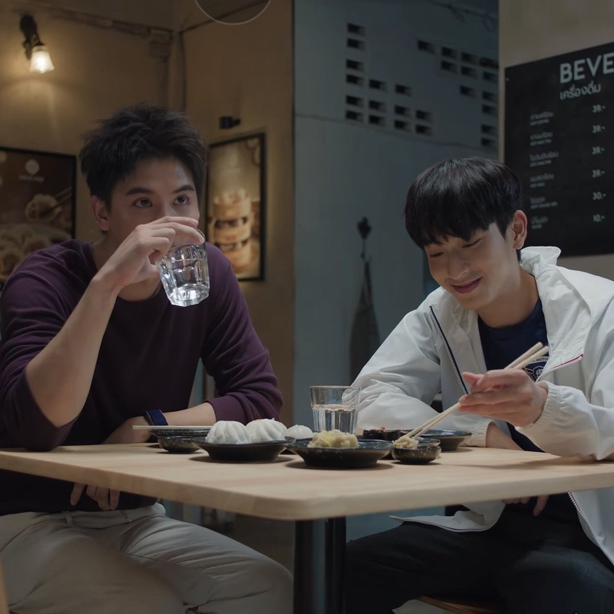 pinkysses's tweet photo. "if you like him, you should tell him" 
"if you like someone, hurry up and let them know"
two scenes that convey the same message, but in two different situations :)

chopperben: 🥲💔🥺
boatkong: 🥰😋🤭 https://t.co/LQltHoCEpb