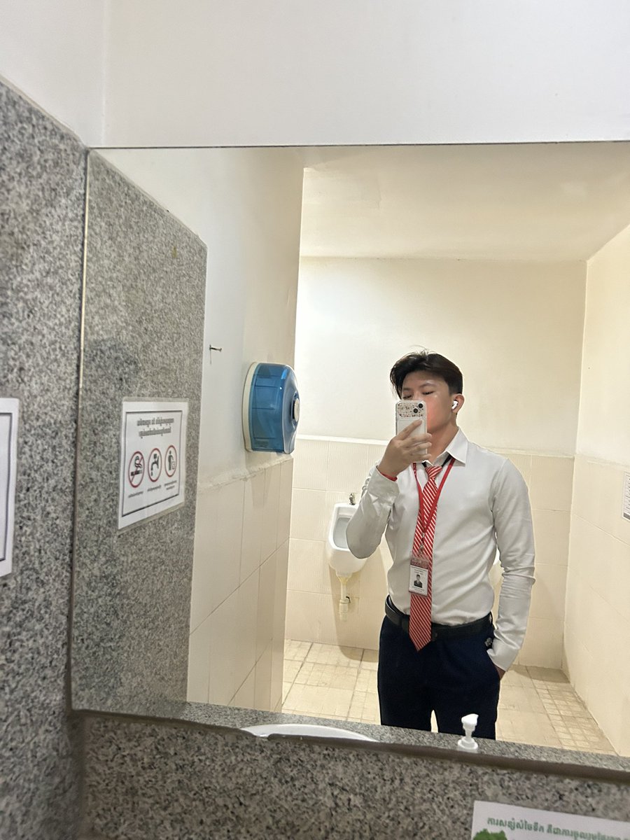 Pov7s4's tweet photo. សុំនាក់ ស្មោះ ត្រង់មួយមក  មិចបាន សិតទែ fake pic me jg https://t.co/HmKpQ04KKp