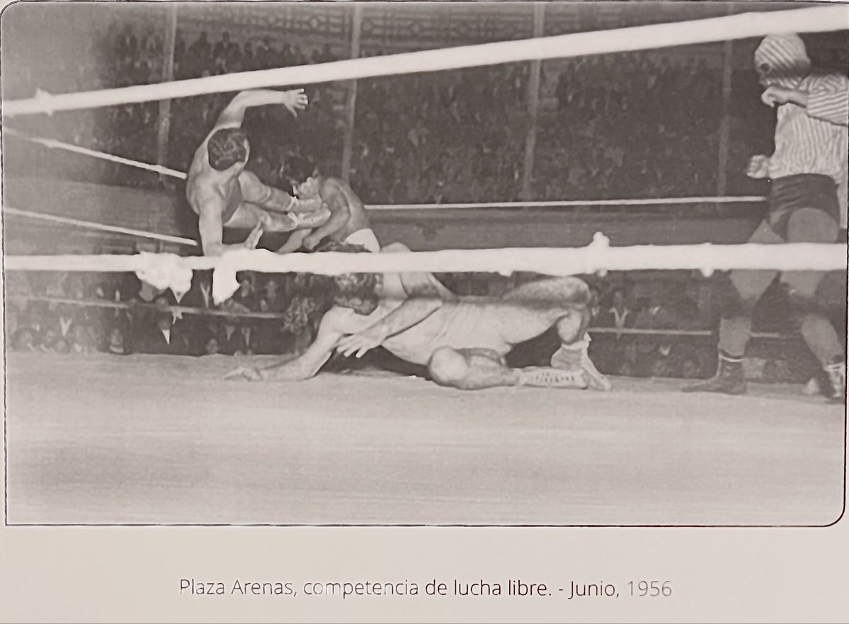 spermaradio_com's tweet photo. 🤼‍♂️🔥 ¡QUITO SE DABA DURO EN EL RING! 😱

📸 Junio de 1956, Plaza Arenas — Quito.
Una postal de la lucha libre quiteña que nos manda directo al pasado. 🕰️🇪🇨

Foto: Luis Pacheco
📖 Imágenes de Quito en los años 50

¿Quién sabía de estas historias? 👀 https://t.co/XR87ZwaHto