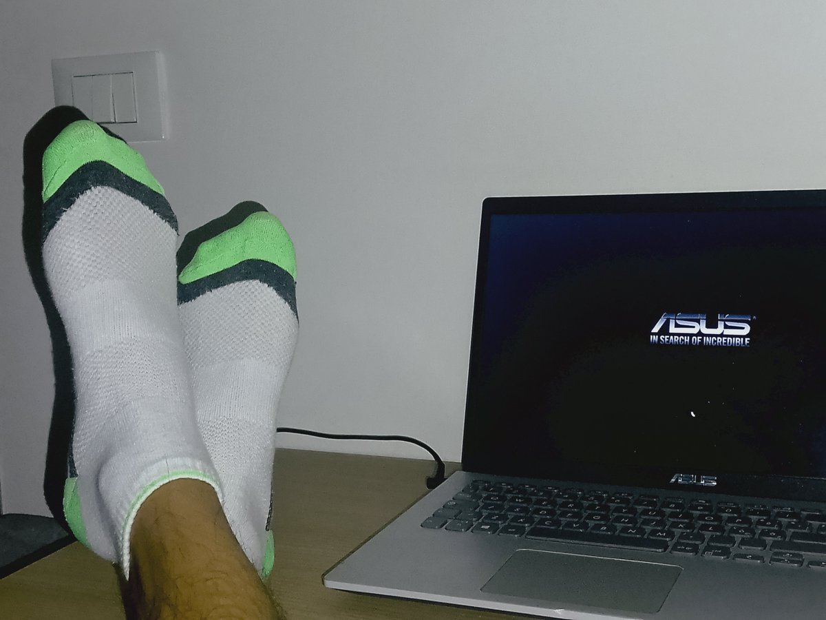 AleMasterfuck's tweet photo. sniff and eat them all 😈💸

#feet #piedi #dom #fetish #socks https://t.co/nqfEX328mi