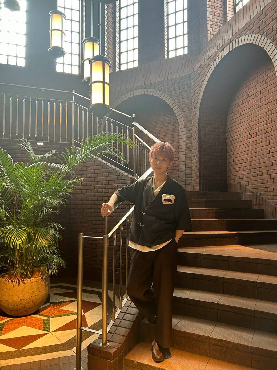 fumito_tsuji's tweet photo. 🎼 𝙀𝙉𝙎𝙀𝙈𝘽𝙇𝙀 𝙎𝙏𝘼𝙍𝙎!! 🎼
　　𝘽𝘼𝙉𝘿 𝙇𝙄𝙑𝙀 𝟮𝟬𝟮𝟲
　　　　 𝗗𝗮𝘆.𝟯‼️

本日は、ありがとうございましたぁーッ‼️🤗✨

そして #ESバンド の皆さん、#土田玲央 さん‼️🫶🥰✨
お疲れ様でしたッ‼️🙇‍♂️✨
＆
ありがとうございました‼️🙏☺️💕︎︎

いゃぁ〜ッ❗音楽って良いですねぇ‼️🥰🎶

そして、本日の衣装...まさかの３パターンッ‼️🫰😎💕︎︎
👀🙌✨ｴｪｪ~ｯｯｯ
(まだ何枚か写真があるので、近日中に「写真を魅せます」シリーズを...ッ‼️🤓📸✨)

本日の3公演目は、配信アーカイブもございますッ‼️🎤😎💕︎︎
よろしければぜひぜひッ‼️😁👍✨

https://t.co/s2MejlWry3

明日の配信も見ないとだな辻史人よッ‼️💪🤓✨
いやぁ〜楽しみだなぁッ‼️🫶😆💕︎︎

#ドルビーアトモス