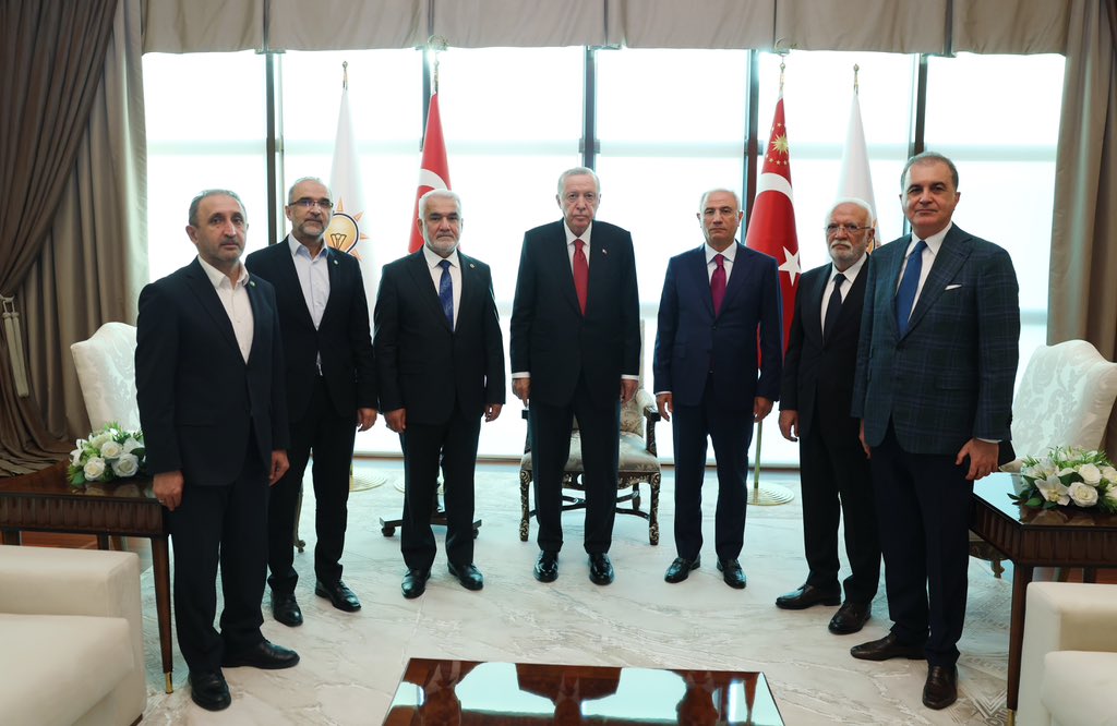 tcbestepe's tweet photo. Cumhurbaşkanımız Sayın @RTErdogan, Hür Dava Partisi (HÜDA PAR) Genel Başkanı Zekeriya Yapıcıoğlu'nu AK Parti Genel Merkezi'nde kabul etti. https://t.co/1PQYTFI6KD