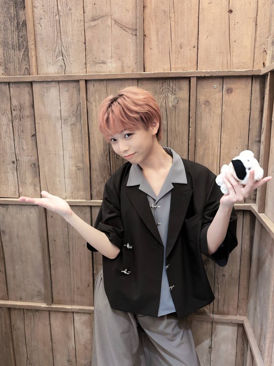 fumito_tsuji's tweet photo. 🎼 𝙀𝙉𝙎𝙀𝙈𝘽𝙇𝙀 𝙎𝙏𝘼𝙍𝙎!! 🎼
　　𝘽𝘼𝙉𝘿 𝙇𝙄𝙑𝙀 𝟮𝟬𝟮𝟲
　　　　 𝗗𝗮𝘆.𝟯‼️

本日は、ありがとうございましたぁーッ‼️🤗✨

そして #ESバンド の皆さん、#土田玲央 さん‼️🫶🥰✨
お疲れ様でしたッ‼️🙇‍♂️✨
＆
ありがとうございました‼️🙏☺️💕︎︎

いゃぁ〜ッ❗音楽って良いですねぇ‼️🥰🎶

そして、本日の衣装...まさかの３パターンッ‼️🫰😎💕︎︎
👀🙌✨ｴｪｪ~ｯｯｯ
(まだ何枚か写真があるので、近日中に「写真を魅せます」シリーズを...ッ‼️🤓📸✨)

本日の3公演目は、配信アーカイブもございますッ‼️🎤😎💕︎︎
よろしければぜひぜひッ‼️😁👍✨

https://t.co/s2MejlWry3

明日の配信も見ないとだな辻史人よッ‼️💪🤓✨
いやぁ〜楽しみだなぁッ‼️🫶😆💕︎︎

#ドルビーアトモス