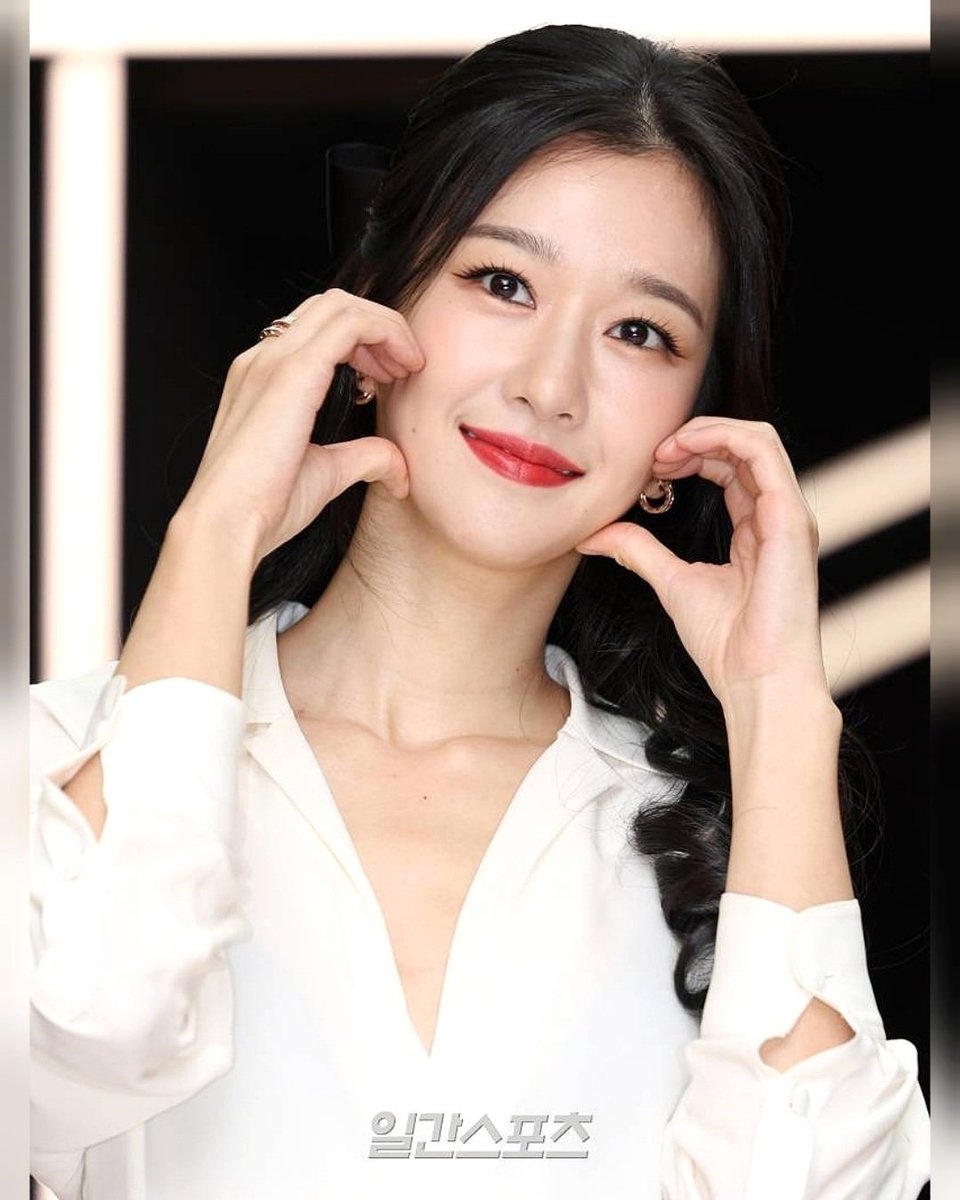 PreciousYeaJi's tweet photo. Beauty💄❤ #SeoYeaJi #서예지 
#Nars #Narscosmetics https://t.co/Ge6YSD6kaB
