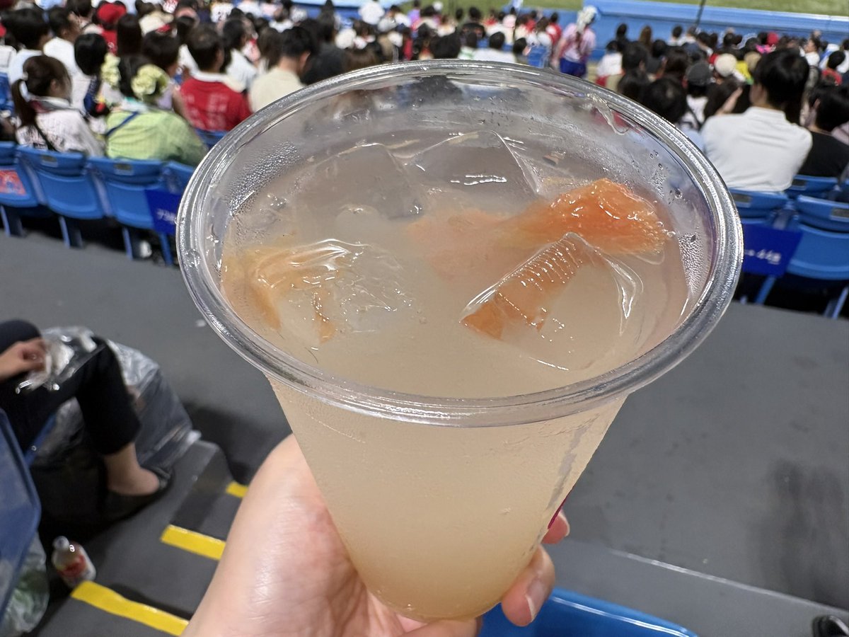 cocom2896's tweet photo. おいしいかったです！
神宮球場のお店全般、ドリンクに氷をもっと入れてほしい…

清水昇の振れ振れグレープフルーツサワー￥750
(内野 GATE4肉のくるりんぱ ジャストミート!!)

#球場グルメ #神宮グルメ #神宮球場 #swallows https://t.co/HvQXKAAJuQ