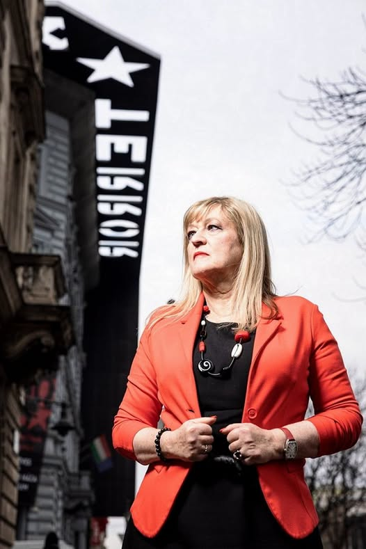 ladysweden's tweet photo. Schmidt Mária, köszönöm! 

Schmidt Mária írása a Facebookon:

"A mai napon Tarr Zoltán miniszter felmentett főigazgatói posztom alól. Erről nyilvános Facebook-posztjából értesültem.
Indoklást, magyarázatot nem kaptam. Ahogy semmilyen kapcsolatfelvételre, kommunikációra nem került sor köztem és a minisztérium között. Leveleimre választ nem kaptam. Csak remélni merem, hogy az indoklás nem függ össze az országszerte ismert ellenzéki politikai szimpátiámmal, ugyanis a Tisza által oly sokszor hivatkozott európai politikai kultúrába nem fér bele, hogy a közgyűjteményi vezetőket politikai szimpátia alapján válassza ki a kormányzat.
Azt sem jelezte semmilyen módon sem Tarr Zoltán, sem a kormányzat más tagja, hogy a Terror Háza Múzeum kiállításának tartalmával vagy nézőpontjával problémája lenne. A kormányzat szellemi és politikai elődje, az SZDSZ, legalább nyilvánosan sérelmezte anno a Tettesek Falát, valamint a kommunista és nyilas terror egyenlő mércével történő elitélését. Feltételezem tehát, hogy a Múzeum bezárásának ez az oka, hiszen a Tisza mögött álló SZDSZ-es szellemi bázis a megnyitásakor ezekre hivatkozva akarta ellehetetleníteni a Terror Háza Múzeumot. Bennük legalább volt annyi kurázsi, hogy véleményüket nyíltan vállalták, amihez a Tisza-kormányzatnak nincs kellő bátorsága.
Olyannyira nincs, hogy volt munkatársaimat ma arra kötelezték, hogy a múzeum felületein "technikai okokkal" indokolják a múzeum bezárását.
A Terror Háza Múzeum létrehozása és több mint két évtizedes vezetése életem megtiszteltetése volt. Szétverni, megszüntetni könnyű. De helyette úgy elmesélni a magyar közelmúlt tragédiáit, diktatúráinak honfitársainktól oly súlyos áldozatokat követelő évtizedeit, hogy az úgy a hazai, mint a külföldi látogatóknak maradandó élményt nyújtson, nagyon nehéz lesz.
Innen is köszönöm kollégáimnak a közös munkát, valamint annak a sok millió látogatónak is, hogy eljöttek a Múzeumba és ezzel is kiálltak annak legfőbb üzenete mellett: soha többé diktatúrát Magyarországon!"