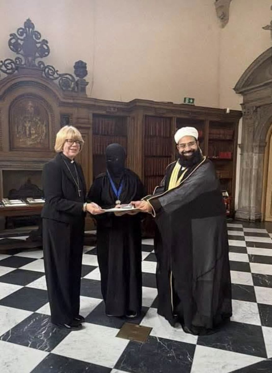 gavinashenden's tweet photo. At the Lambeth Awards a Pakistani Muslim -Hafiz Muhammad Tahir Mehmood Ashrafi is a Deobandi scholar from Lahore- And is given an Anglican award for helping Pakistani Muslims not kill each other. 

Why ?

What is the C of E about ? https://t.co/pwXz7Tx1LR