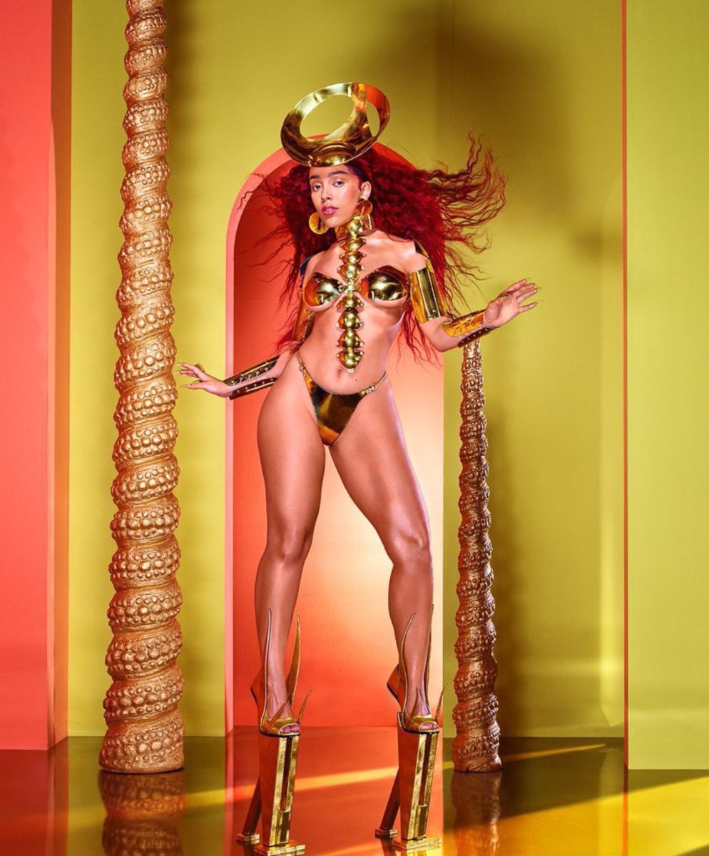 DojaCatBase's tweet photo. 🚨@DojaCat’s “Planet Her” has re-entered the (Billboard 200) this week at #196 for a 233rd week.

— Extending its record of longest-running album of all time by a female rapper on the chart. https://t.co/u5hXfVrcFy