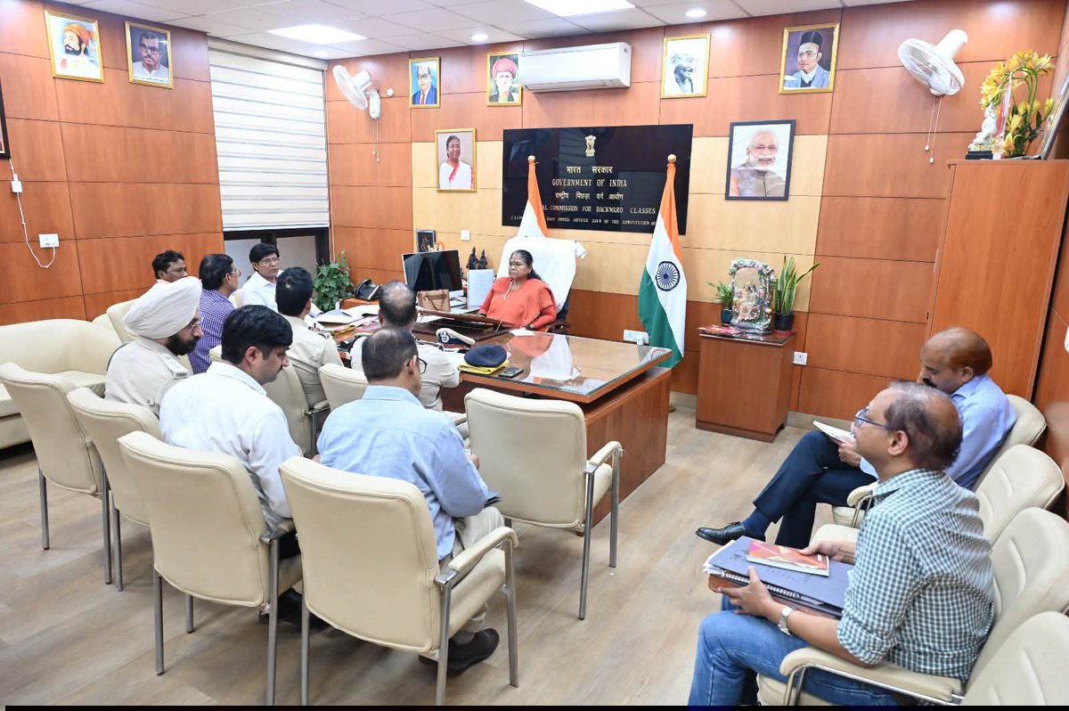 NCBC_INDIA's tweet photo. नई दिल्ली, राष्ट्रीय पिछड़ा वर्ग आयोग कार्यालय में माननीय अध्यक्ष साध्वी निरंजन ज्योति जी ने  दिल्ली पुलिस से जुड़े पिछड़ा वर्ग के शिकायती विषयों पर संबंधित अधिकारियों के साथ समीक्षा बैठक कर शिकायतों के समाधान हेतु आवश्यक दिशा-निर्देश दिए। https://t.co/7JGZlQn9zy