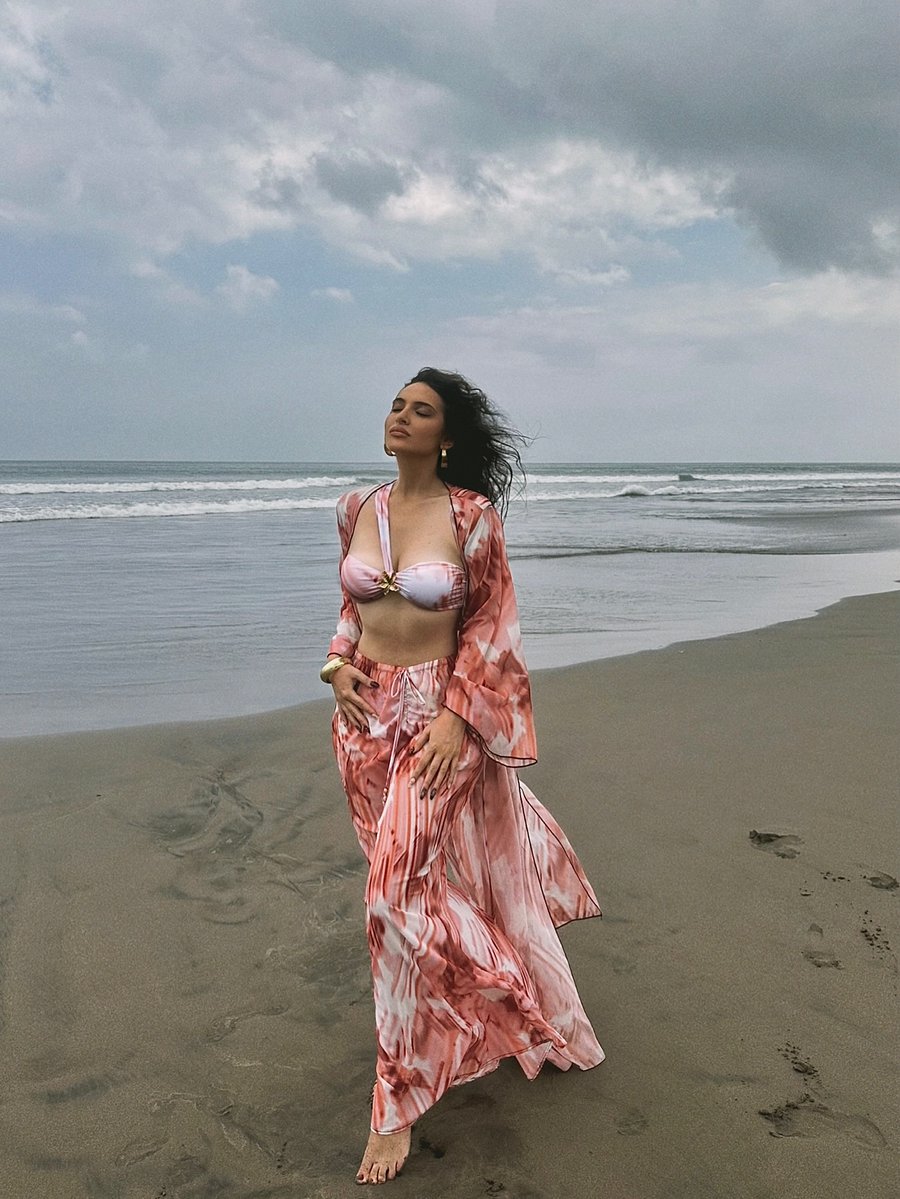 bboyguigo's tweet photo. Just a girl having her ocean moment. https://t.co/jwjnOOeHUy