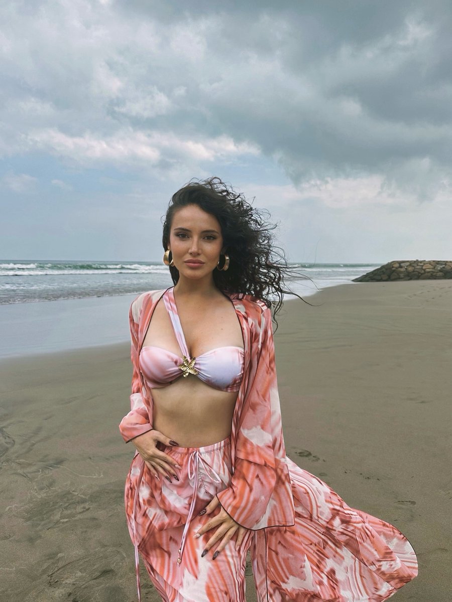 bboyguigo's tweet photo. Just a girl having her ocean moment. https://t.co/jwjnOOeHUy