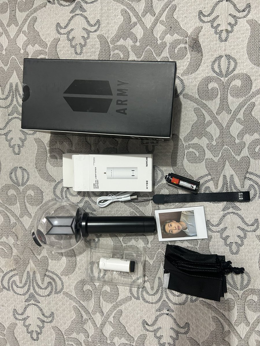 jikookcolecter's tweet photo. ✨ VENDO ARMY BOMB V4 OFICIAL✨

Acompanha:
• Lightstick
• Caixa original
• PhotocardS
• Strap/pulseira BTS
• Cabo USB
• Acessórios conforme na imagem
Vendo laço Armybomb personalizado 75+frete 
Valor: R$ 1.000,00+nacional 
Pagamento imediato 
ACEITO CARTÃO https://t.co/HDbbpiyw1n