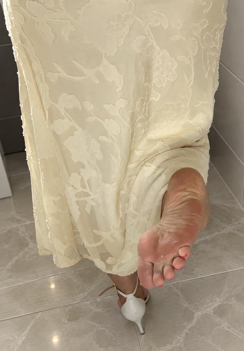 Footslut_alexa's tweet photo. Dress and wrinkles, what more could you want?? https://t.co/yL1m1lVr1q