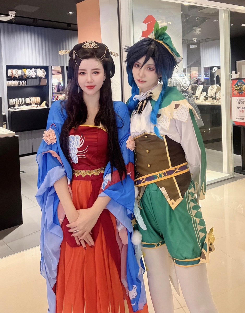 crear189104's tweet photo. Just hit the local comic con and my camera roll is now 80% anime posters + 20% Cosplayer selfies  Best weekend ever! https://t.co/hddpA4Mxwx
