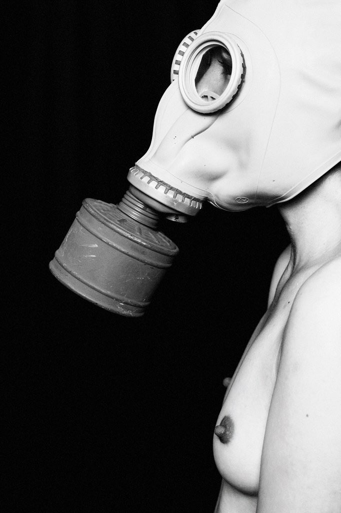 AMAZINGGGSTARR's tweet photo. That gas mask man. 

What a great idea thanks again to Marshal Case @DecayingLA working with you was such a gas! 

#model #kink #fetish #losangeles #photography #art #halloween #mask #gasmask https://t.co/IndnFmwXUc