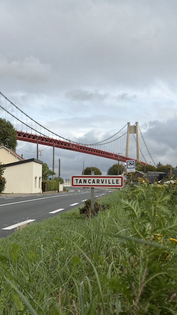 nicomygod's tweet photo. Je suis allé voir le pont de Tancarville eh bah il ressemble archi pas à un étendoir https://t.co/4kqCUsbXPl