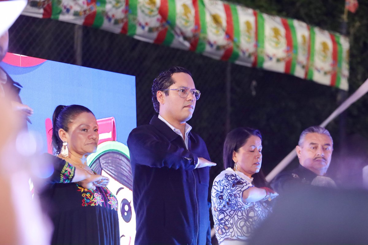JosueGro's tweet photo. Dimos inicio a las Fiestas Patrias con la Ceremonia del Grito de la Independencia en la colonia San José de los Olvera.

Junto con las y los vecinos, rendimos honores a nuestra patria y celebramos con orgullo nuestras raíces y nuestras tradiciones.

Sigamos celebrando juntos el orgullo de ser mexicanos.

¡Viva México!