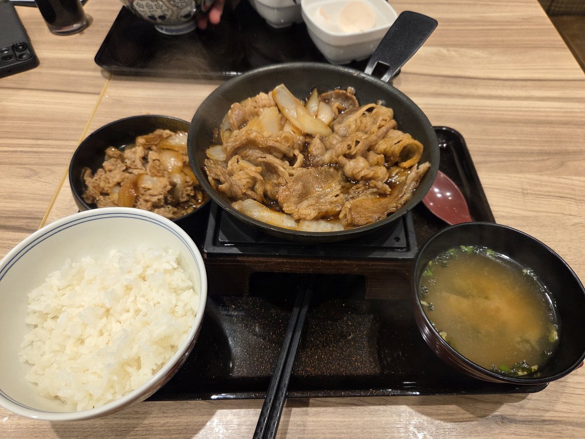 choco2243's tweet photo. この時間に友達つれて牛丼屋に行くだけをしたかった https://t.co/J1nmR888HW